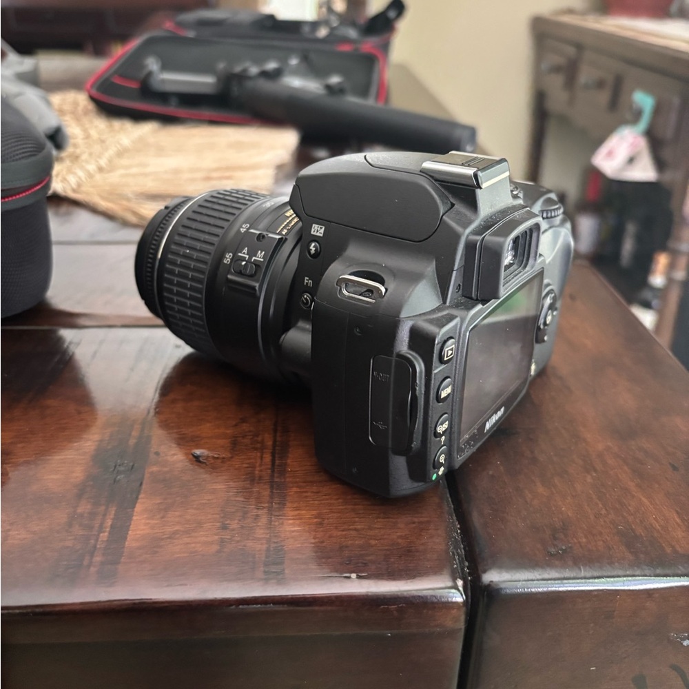 Nikon D40x with 18 - 55mm lens and full battery pack - Picture 3 of 5